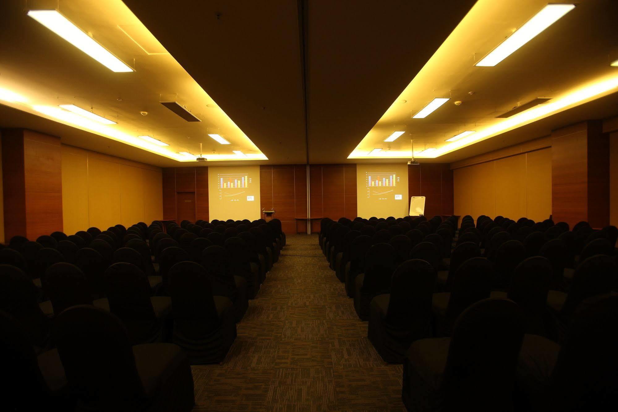 Keys Prima By Lemon Tree Hotels, Pimpri, Pune Buitenkant foto